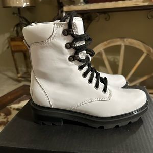 Sorel women’s white boots